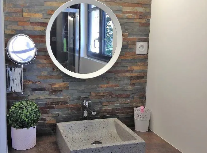 Au Vieux Lavoir Avec Parking Prive, Jardin , Climatisation, A 500 M De La Cite *